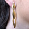 Brinco Grande de Folhas Sobrepostas Folheado em Ouro 18k - Image 2