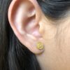 Brinco Círculo Pequeno Com Zircônia Central Folheado em Ouro 18k - Image 2