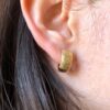 Brinco De Argolinha Grossa Trabalhada Folheado Em Ouro 18k - Image 2