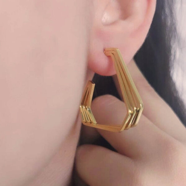 Brinco Argola Três Triangulos Folheado A Ouro 18k - Image 2