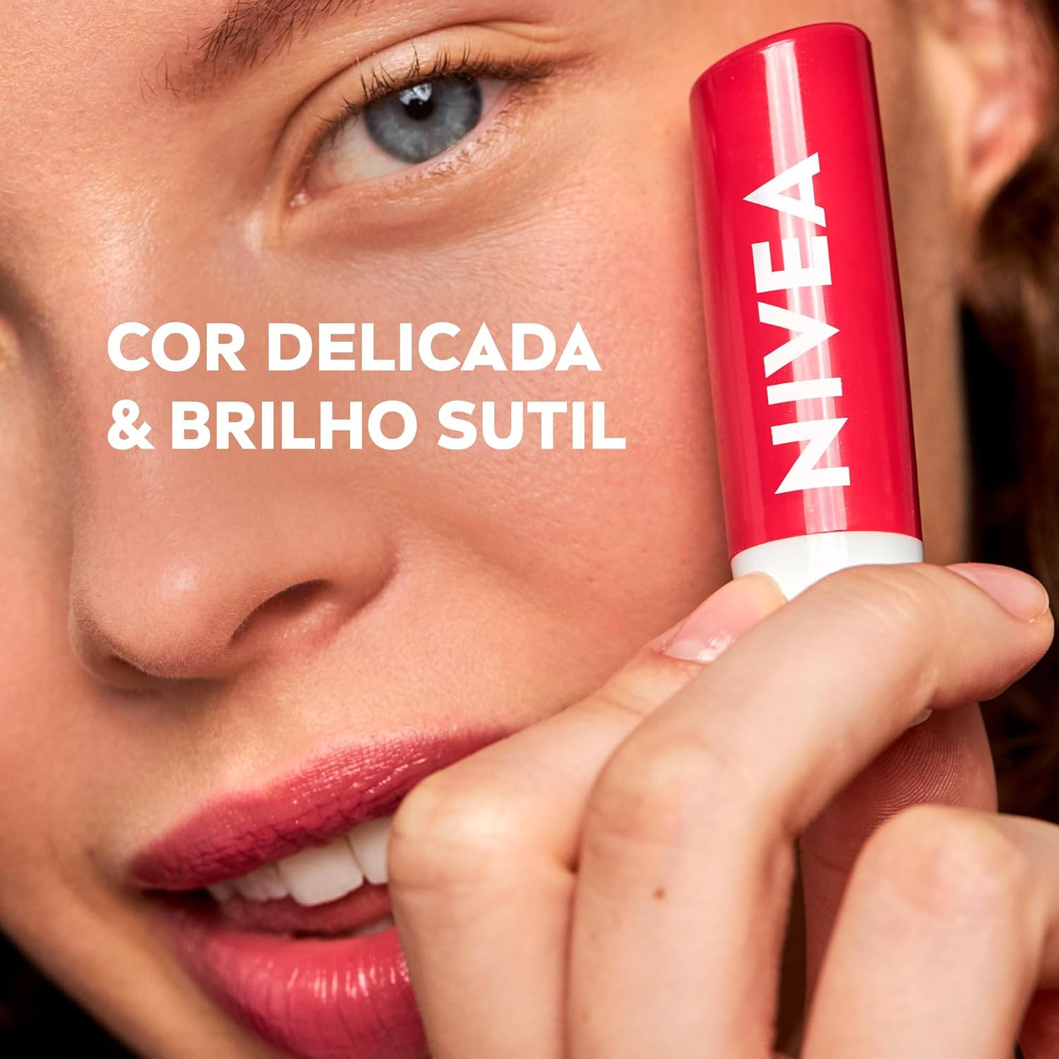 NIVEA Hidratante Labial Cereja Shine 4,8g, Hidratação Intensa 24h, Cor Suave, Brilho Delicado, Cuidado Diário, Manteiga de Karité - Imagem 3