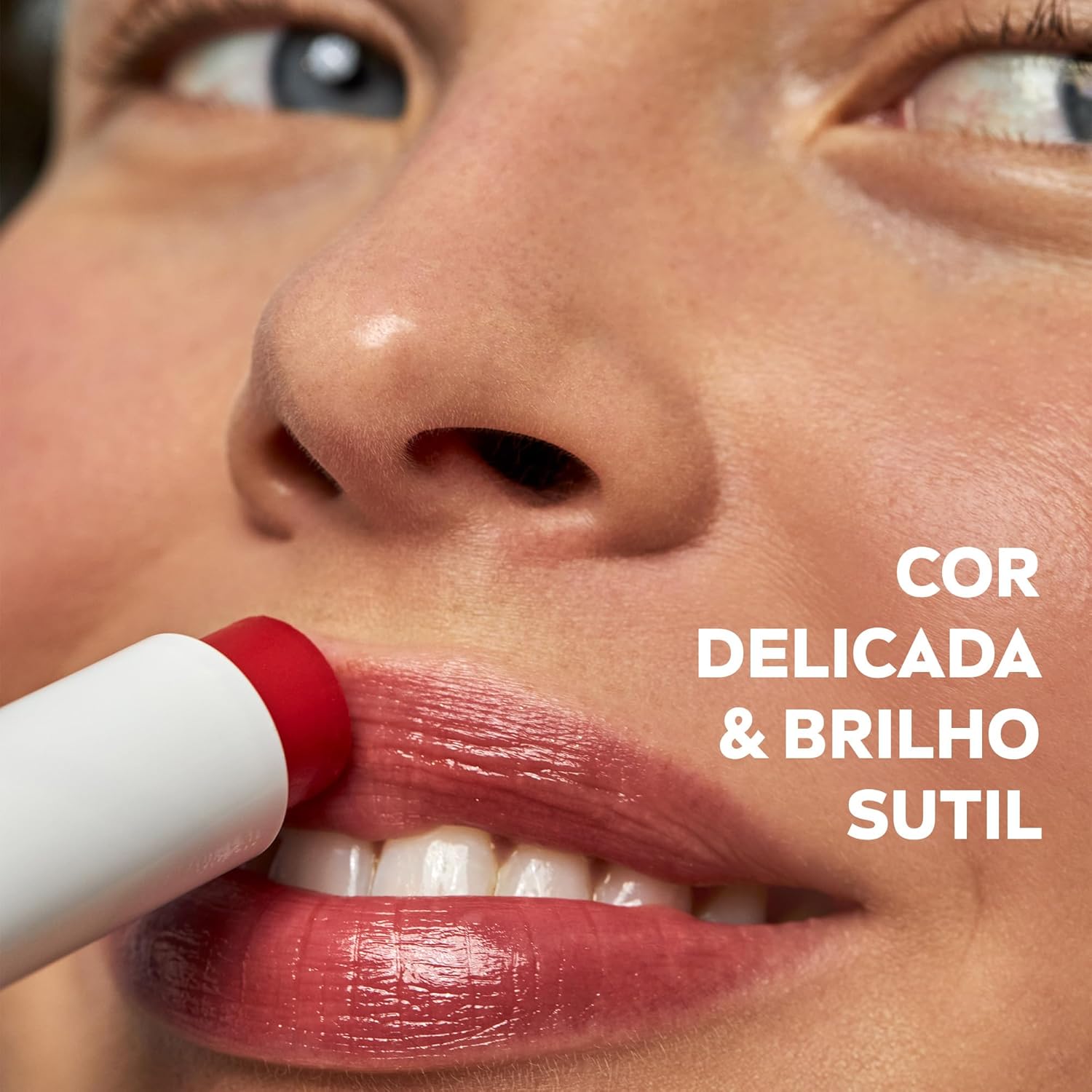 NIVEA Hidratante Labial Morango Shine 4,8g - Cuidado intensivo para seus lábios, hidratação prolongada, delicioso aroma de morango, pigmentos brilhantes e cor delicada - Imagem 3
