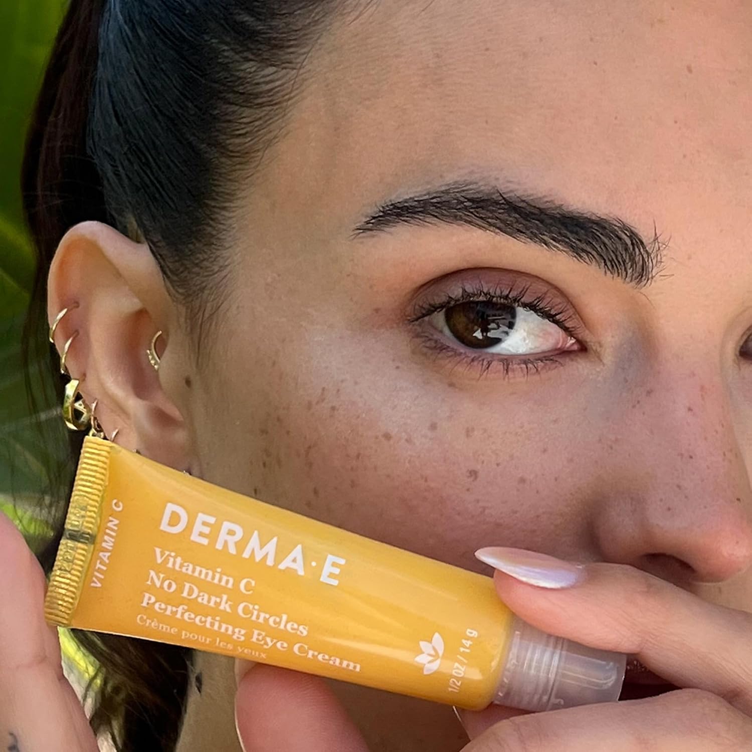 Derma E Creme para olhos aperfeiçoador de vitamina C sem olheiras, 14,2 g, creme para olhos com vitamina C corretor de cor com açafrão e cafeína para linhas finas e inchaço sob os olhos - Imagem 3