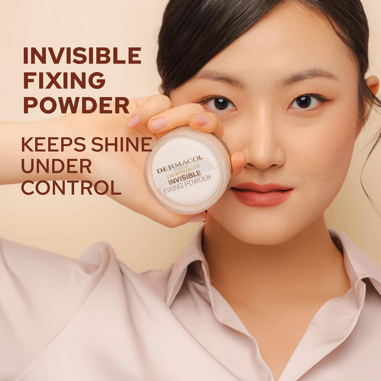 Pó fixador translúcido Dermacol Invisible Fixing Powder, acabamento matte, à prova de toque, para pele oleosa e outros tipos de pele, pó solto com esponja aplicadora, sem perfume, 13,5 g – LIGHT - Imagem 2