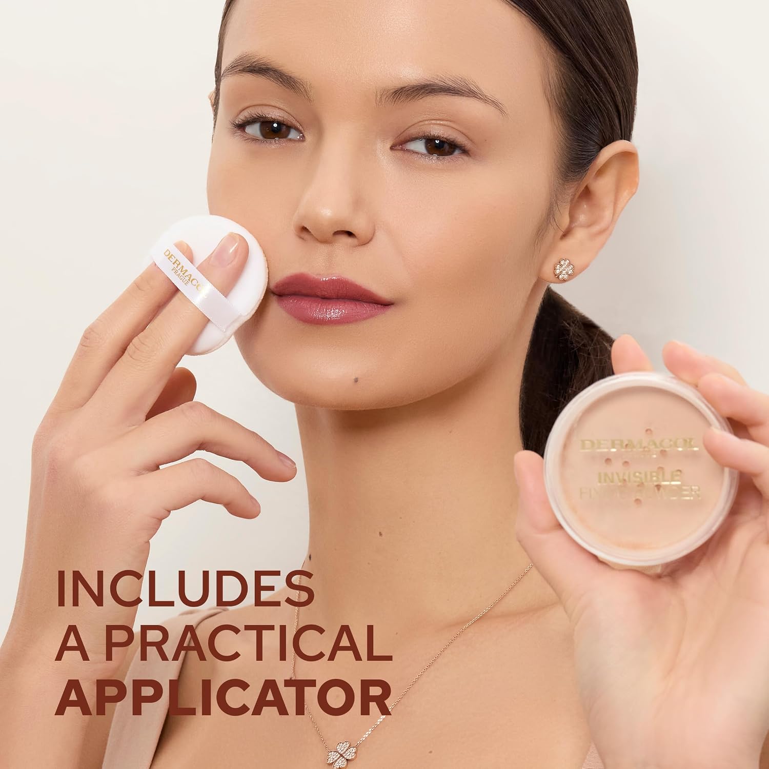 Pó fixador translúcido Dermacol Invisible Fixing Powder, acabamento matte, à prova de toque, para pele oleosa e outros tipos de pele, pó solto com esponja aplicadora, sem perfume, 13,5 g – LIGHT - Imagem 5