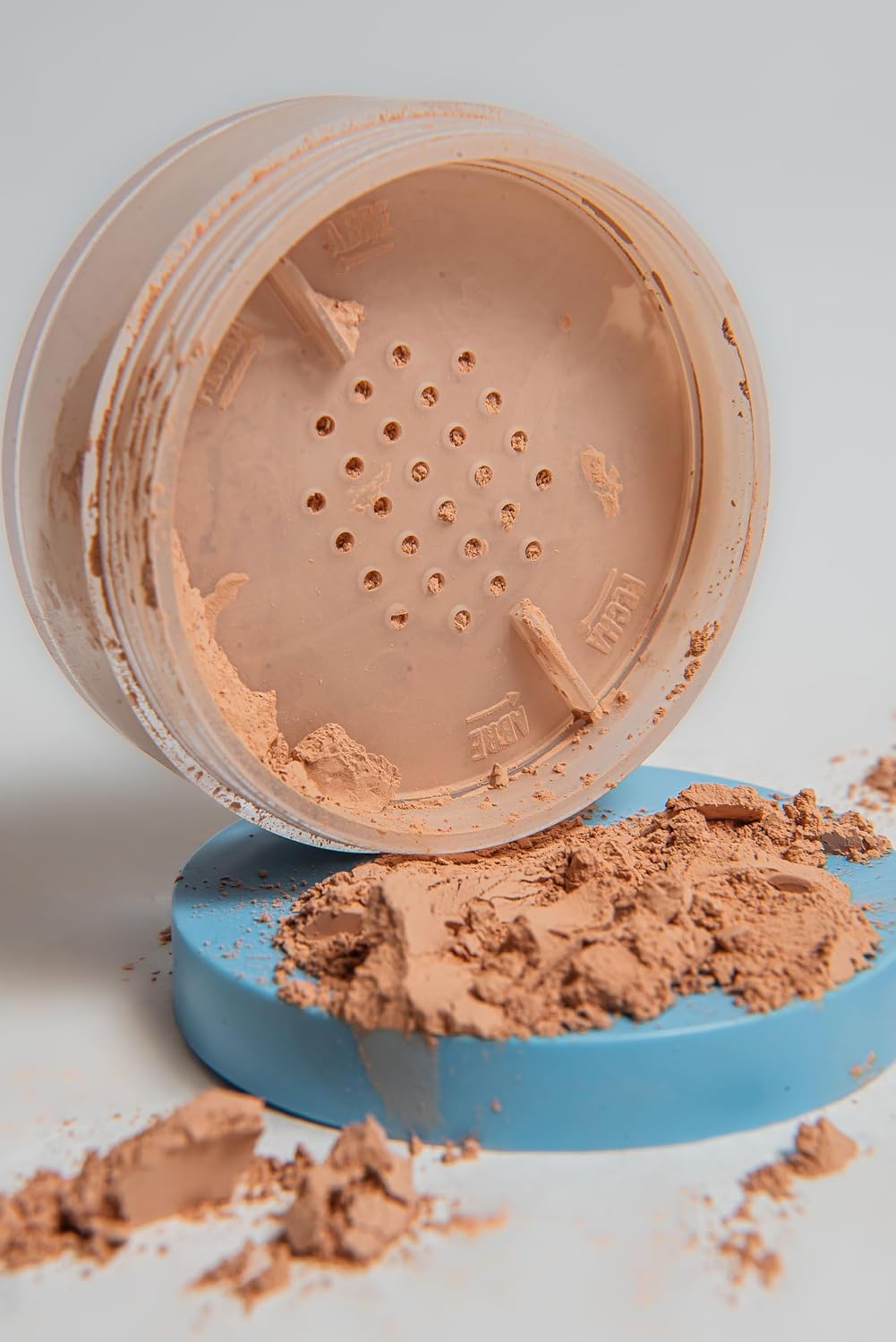 Maria Margarida Kit 2 Produtos Pó Solto Hidratante de Tapioca + Fixador de Maquiagem e Esponja de Presente (Pó 05) - Imagem 4