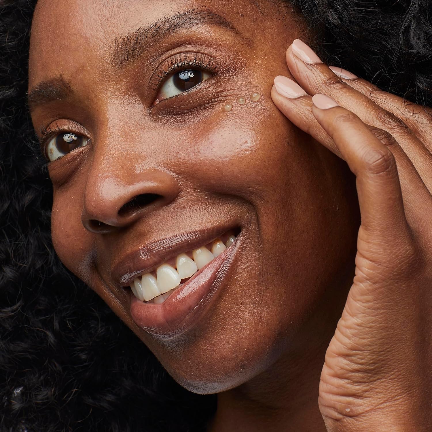 No7 HydraLuminous+ Gel refrescante sob os olhos - Gel hidratante para os olhos para suavizar a secagem, linhas finas com ácido hialurônico e vitamina B3 niacinamida - revela uma pele visivelmente mais - Imagem 4